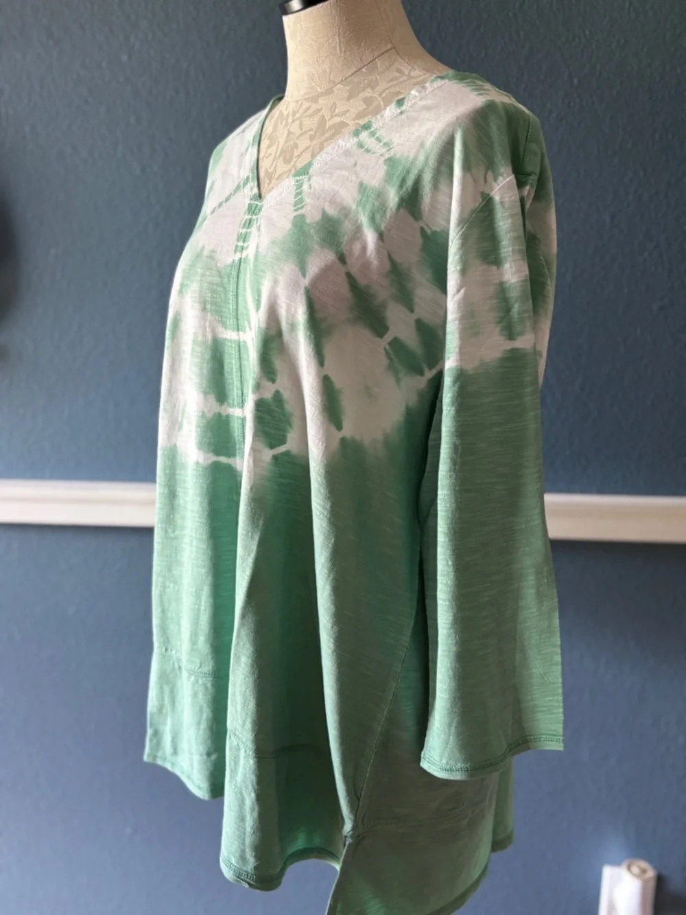 Chico’s Zenergy Tie Dye Tunic Top in Mint Green and White - NWT Size 3 (16/18) - Picture 3 of 10